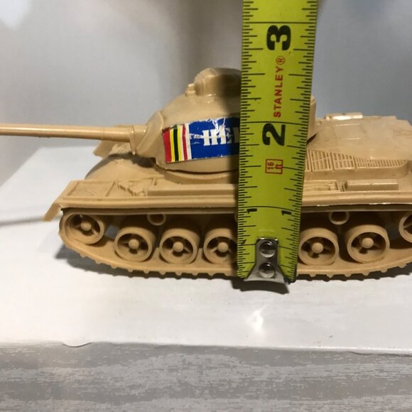 Set Of 3 Military Tanks & 1 Army Ambulance 1:72 Scale Toy Models Tan Plastic - Picture 11 of 16